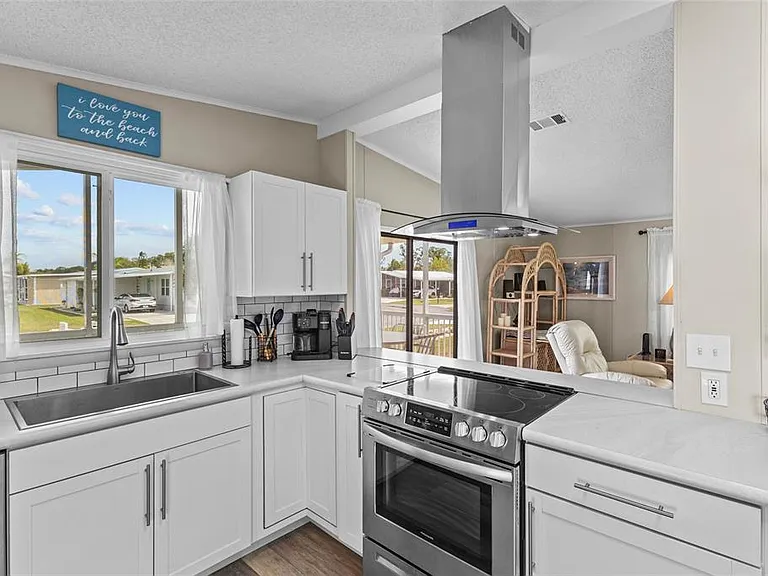 611 La Jolla Cir — Photo 7