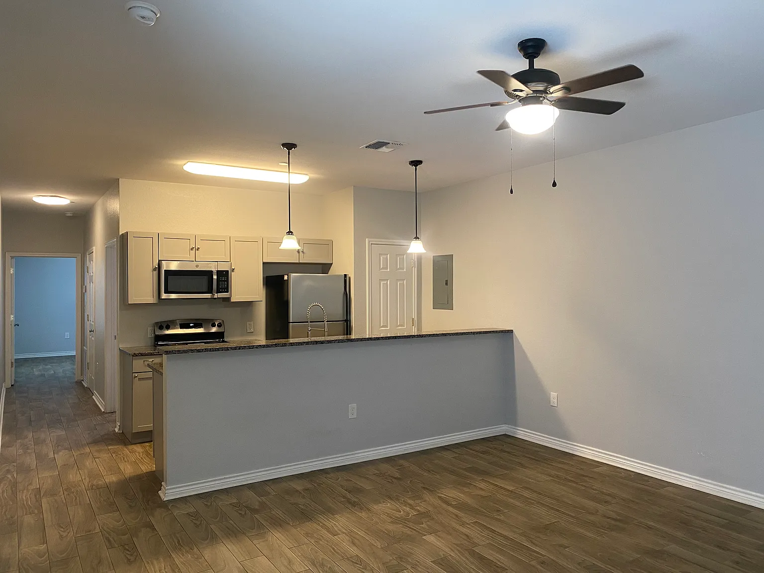 1 bed, 900 sqft, $1,050 — Photo 2
