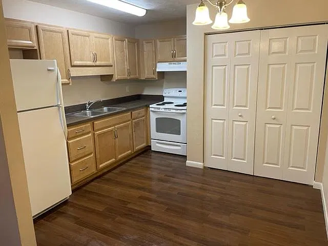 1921 NE 17th Pl — Photo 2
