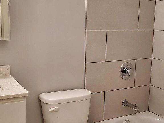 4th image of 521 W Oakdale Ave #206