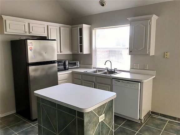 5th image of 1126 Woodway Dr