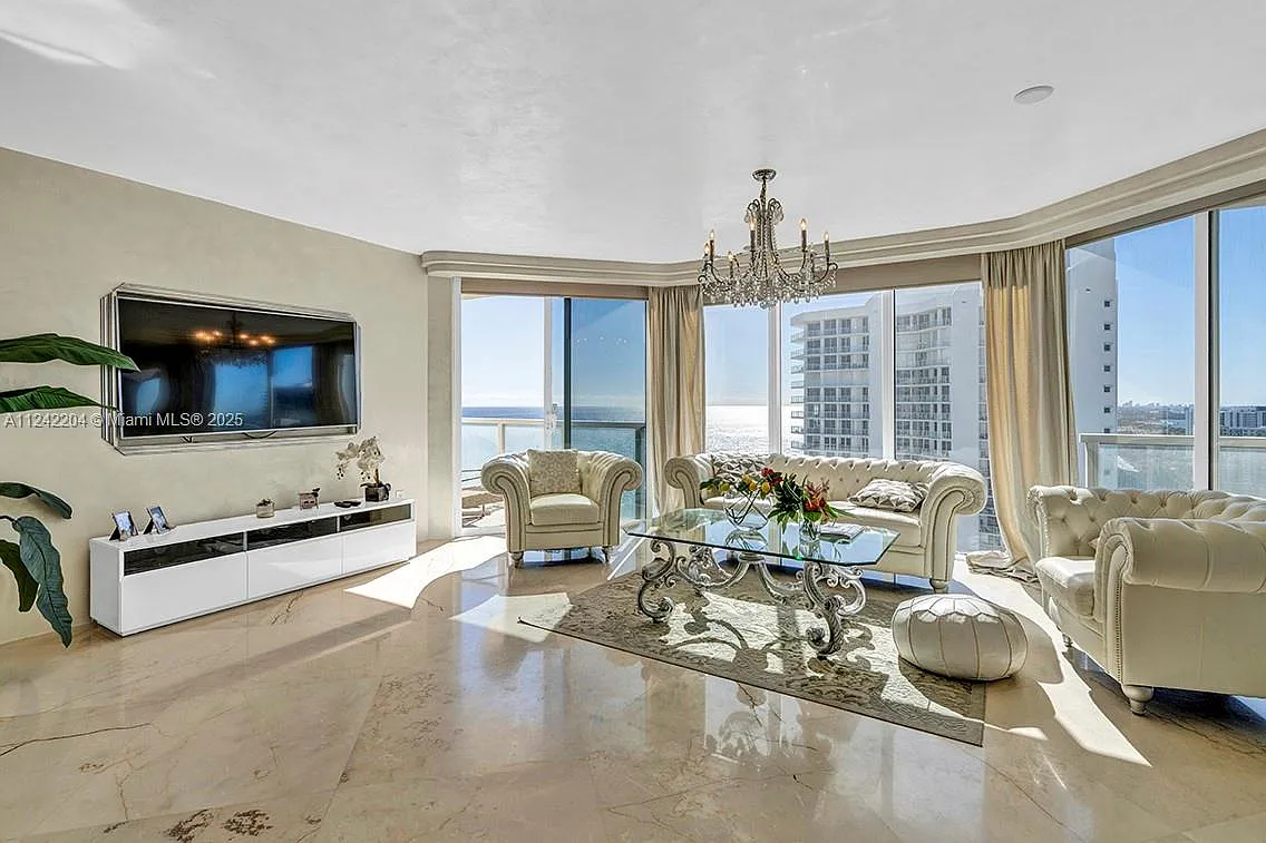 La Perla Condo — Photo 4