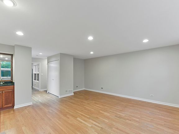 3rd image of 933 W Wrightwood Ave #B