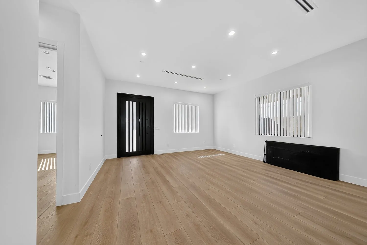 4 bed, 2700 sqft, $5,500 — Photo 3