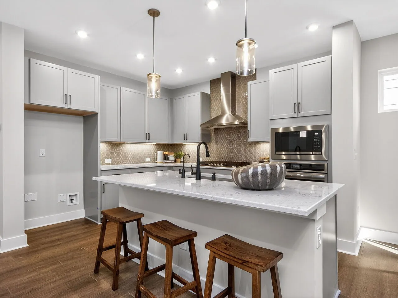 4 bed, 1987 sqft, $2,599 — Photo 3