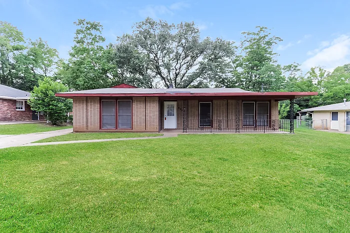 323 N Burbank Dr — Photo 1