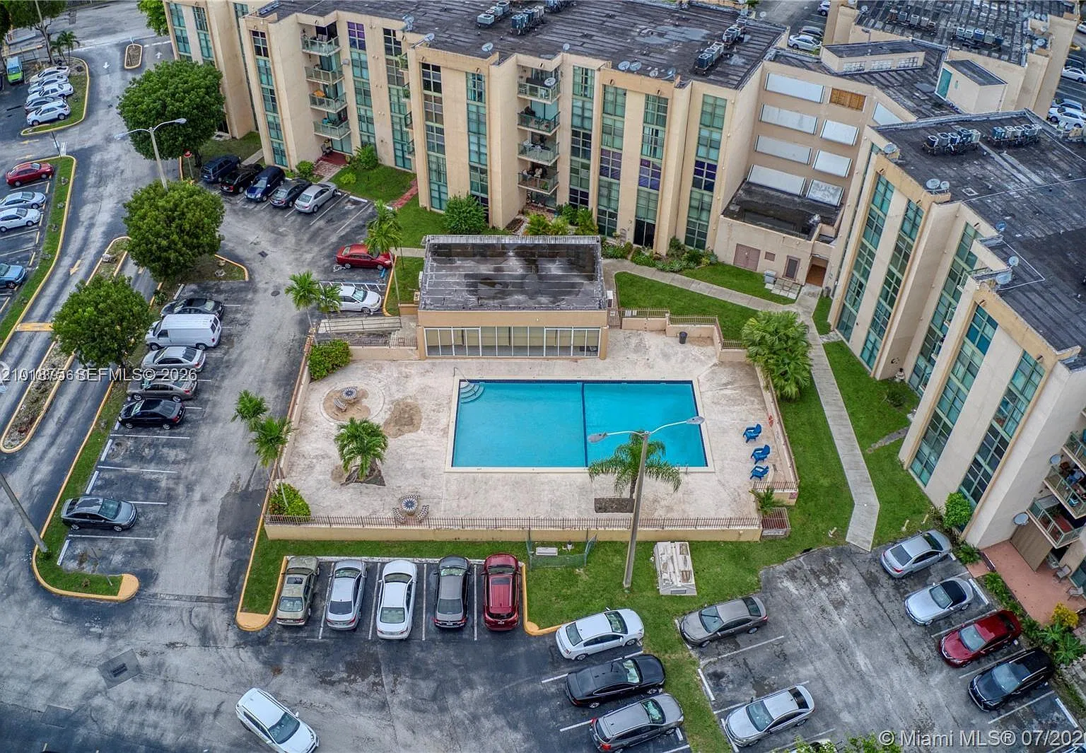 International Towers Cond — Photo 3