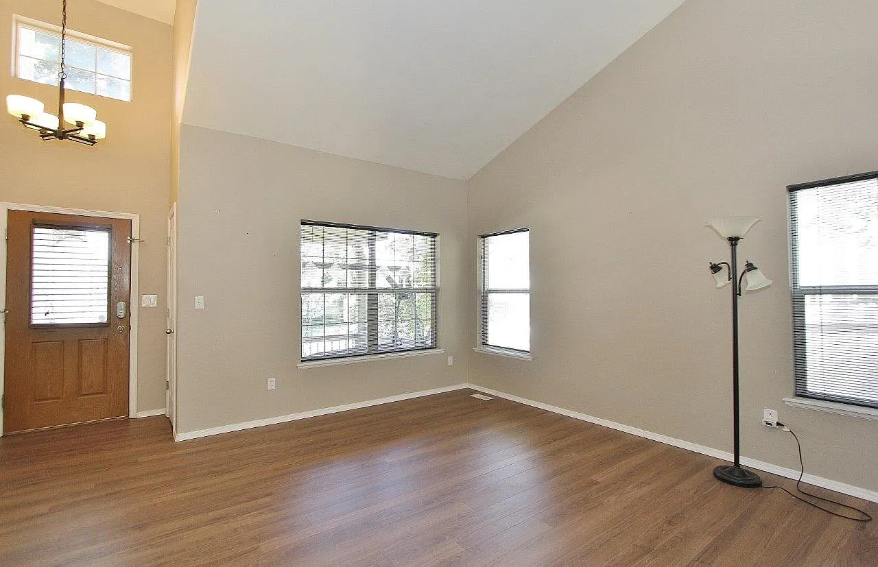 3 bed, 2.5 bath, 1739 sqft, $2,475 — Photo 2