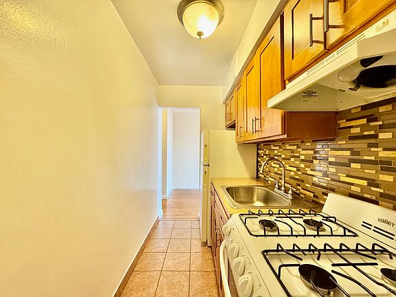 5th image of 22410 Jamaica Ave APT 2c