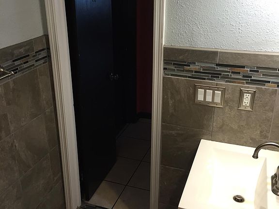 5th image of 520 Emerald Ave