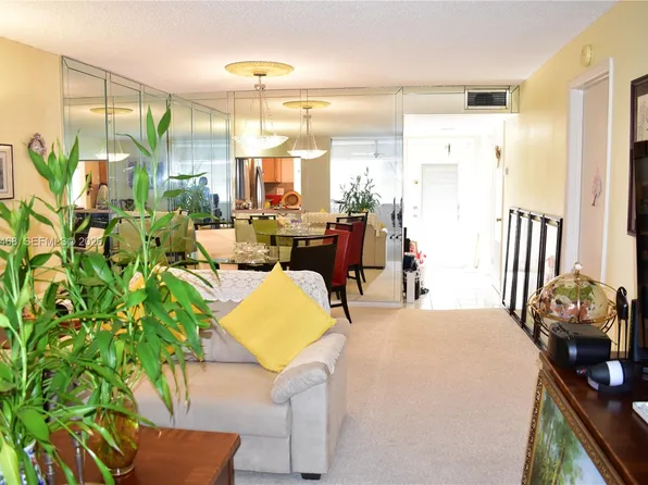 9881 Sunrise Lakes Blvd APT 207, Fort Lauderdale, FL 33322