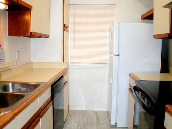 4th image of 1700 Amelia Ct #2