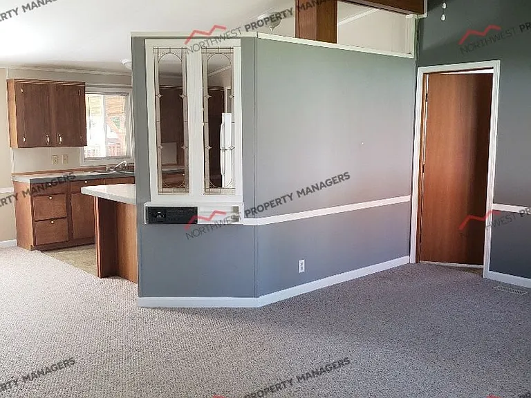 2495 NE Kresky Ave — Photo 2