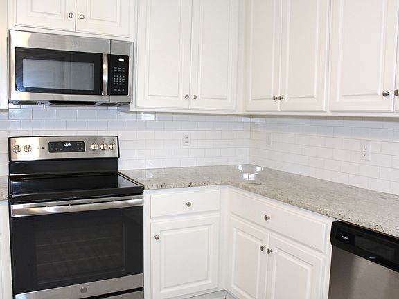 4th image of 4000 Woodlawn Dr