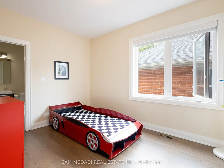 35A Broadview Ave — Photo 17