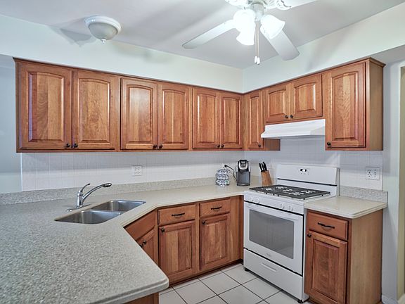 3rd image of 1440 N Pembroke Dr