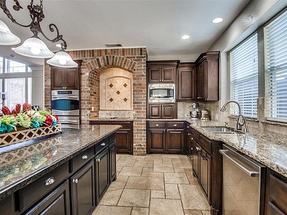 3rd image of 1046 Sir Lancelot Cir