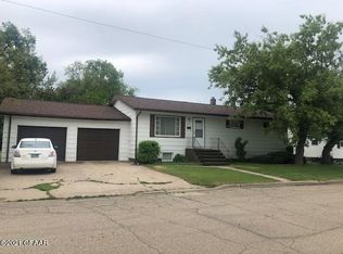 110 7th St E, Park River, ND 58270