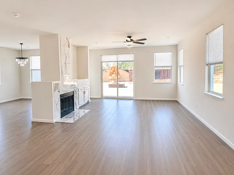719 Flemish Ct — Photo 4