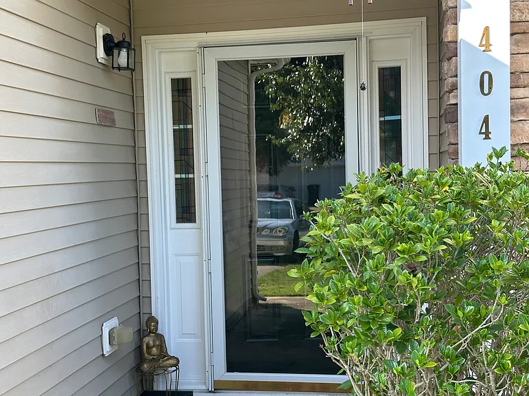 404 Treybrooke Dr — Photo 10