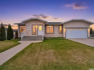 16 Flax Rd, Moose Jaw, SK S6J1G3