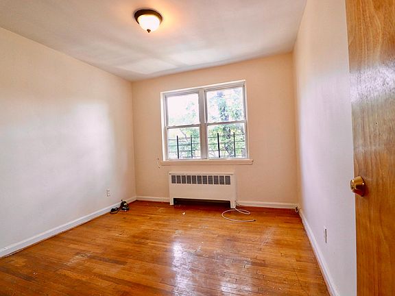 4th image of 4046 Baychester Ave