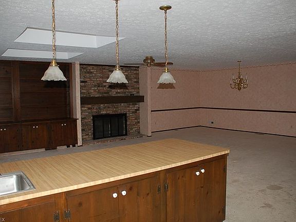 4th image of 16974 Valley Creek Dr