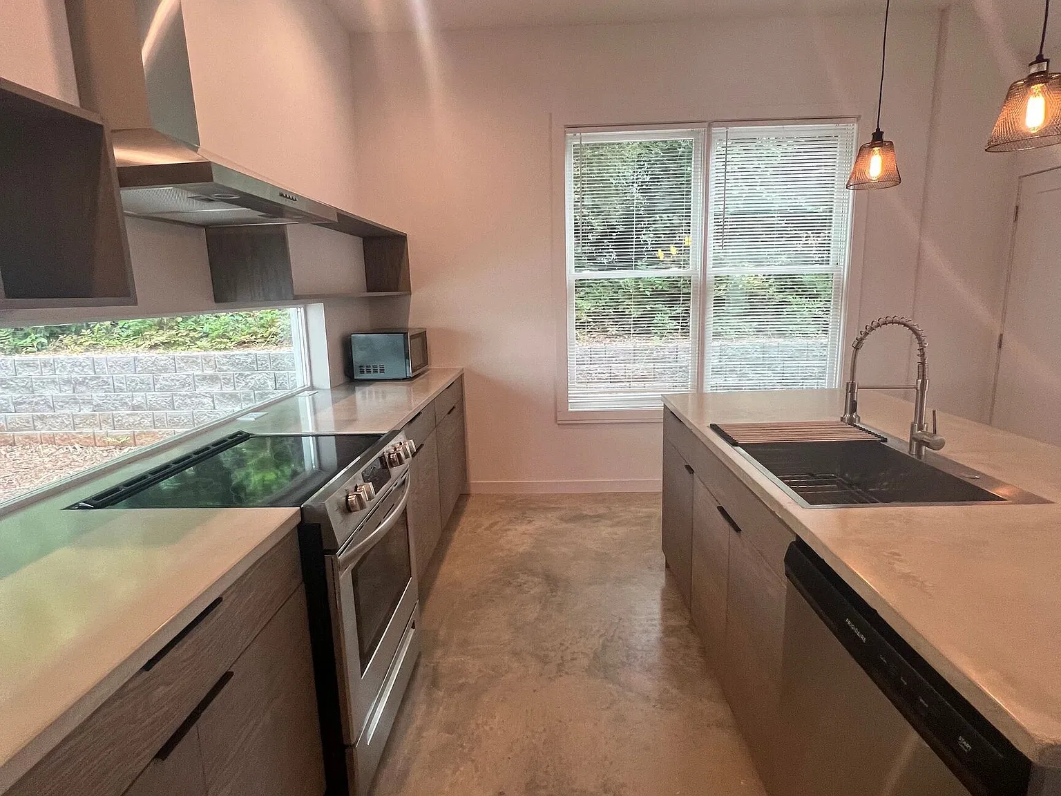 4 bed, 4.0 bath, 2140 sqft, $3,600 — Photo 4