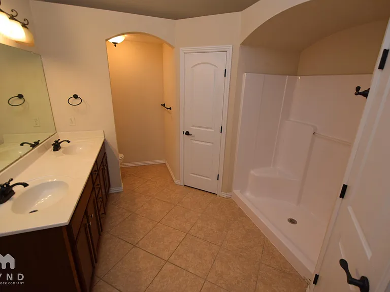 1191 S Venice Ave — Photo 5