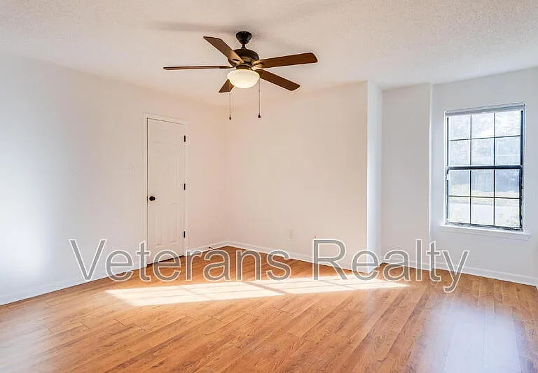 1210 Spring Dr — Photo 15
