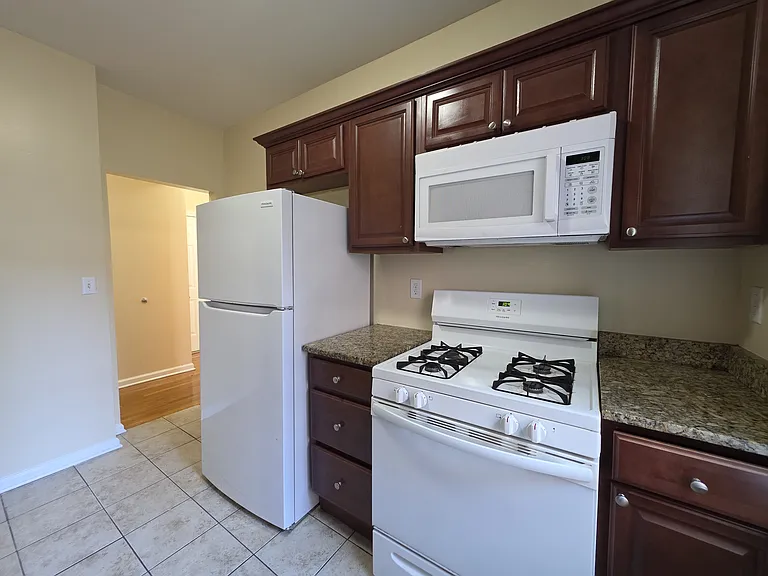 310 Edgewood Ave #D — Photo 2