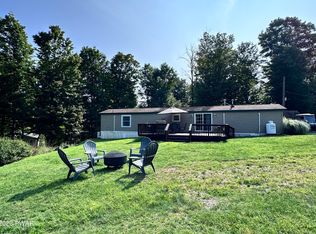 155 Hilltop Cir, Greentown, PA 18426