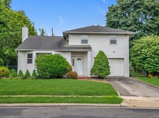 17 Fresno Dr, Plainview, NY 11803