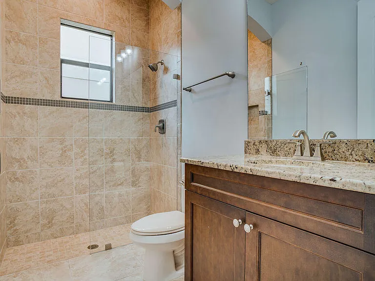 170 SE Calmo Cir — Photo 14