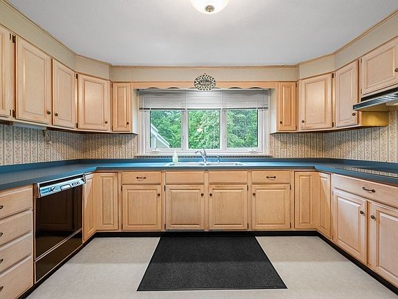 5th image of 211 Sewall St