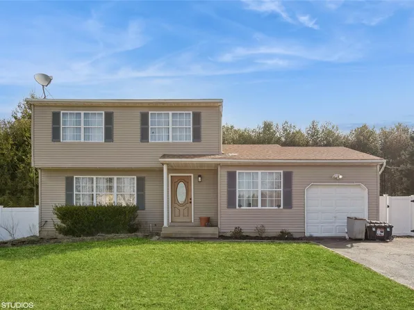 33 Sundown Drive, Bellport, NY 11713