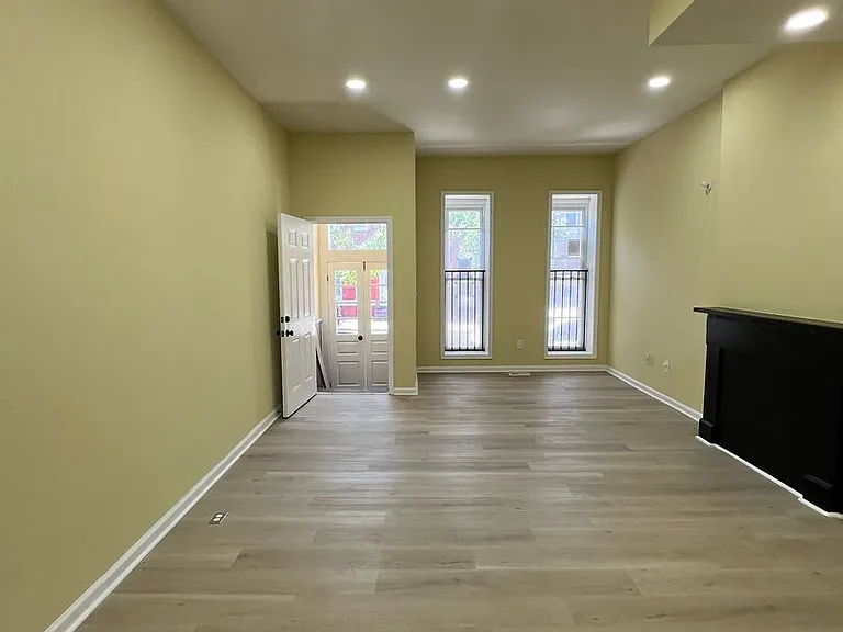 1725 Druid Hill Ave — Photo 2