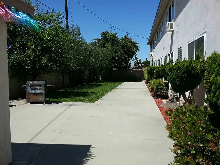11240 Pangborn Ave — Photo 2