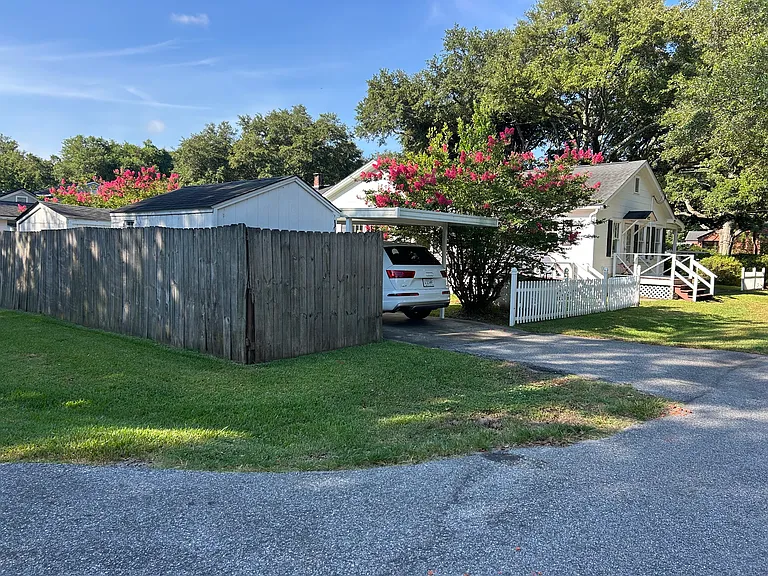 422 Riverland Dr — Photo 15