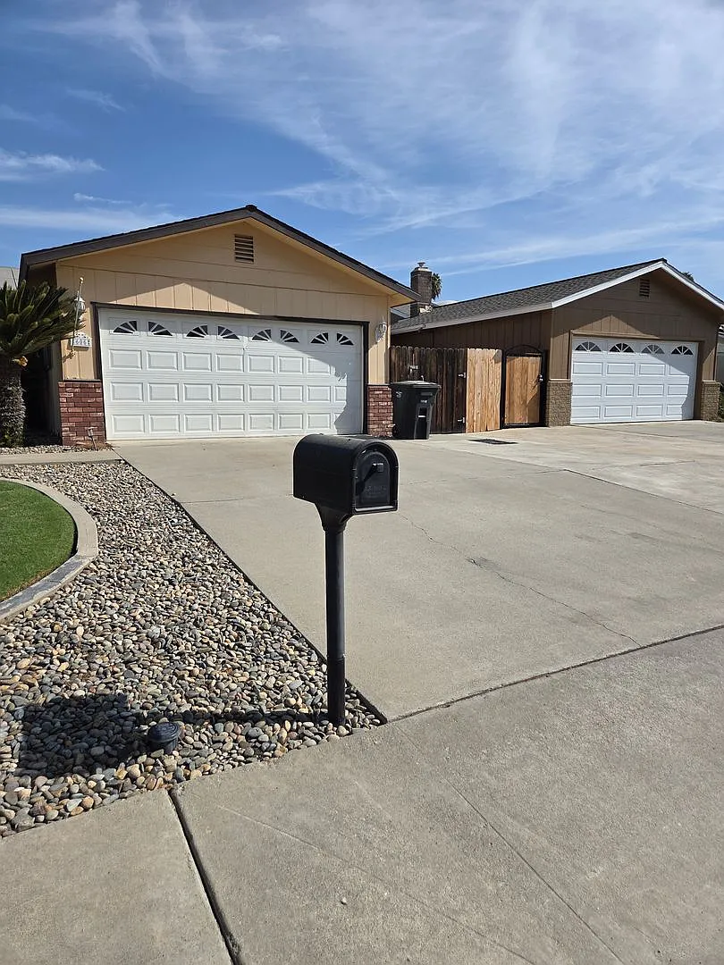 Four Bedroom with pool! — Photo 1