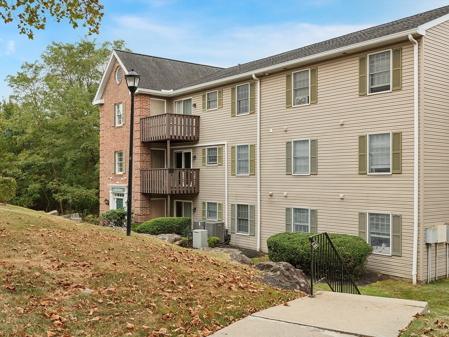3 bed, 1040 sqft, $1,950 — Photo 1