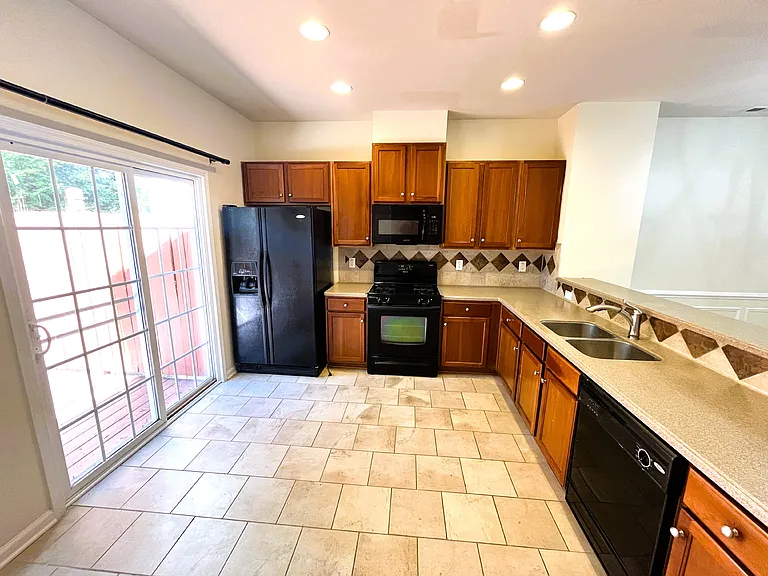 316 Linden Park Ln — Photo 5