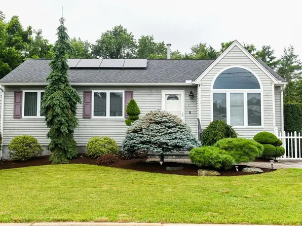 9 Mallory Ct, Cranston, RI 02910