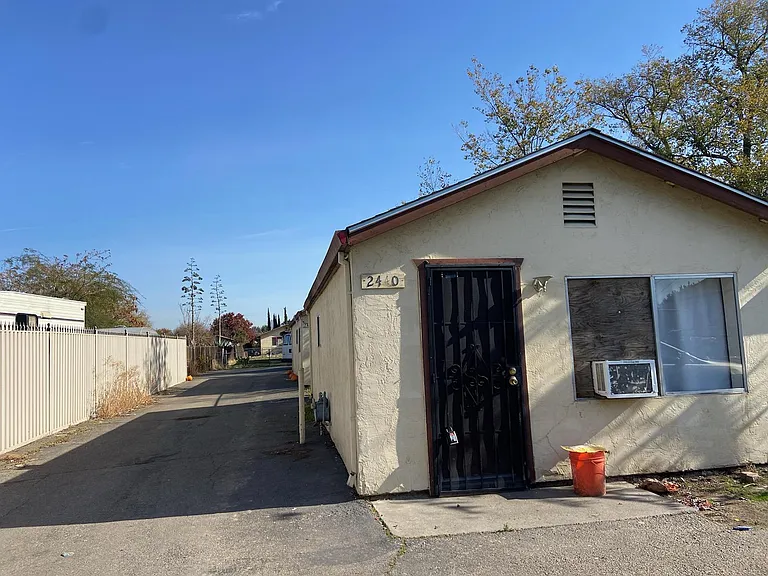 2440 S B St — Photo 15