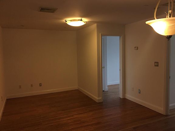 3rd image of 10465 Roosevelt Ave APT 3R