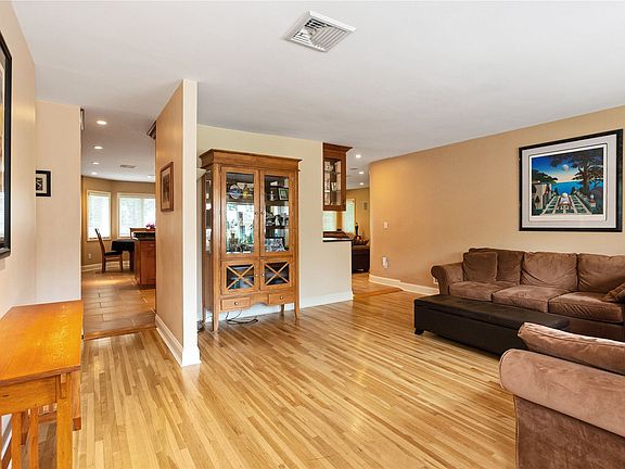 5th image of 10 Beaumont Dr