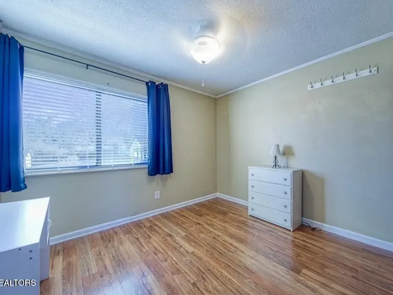 2733 Jersey Ave — Photo 5