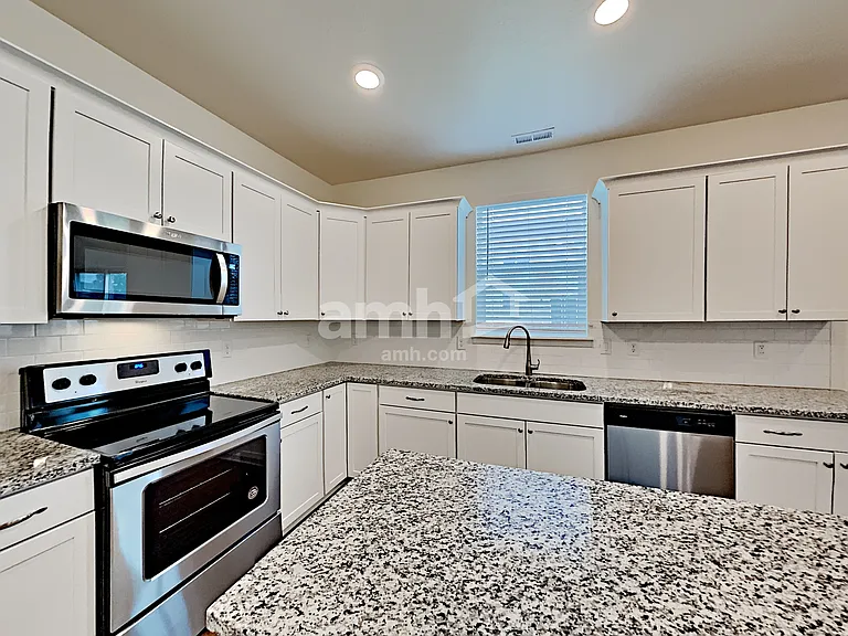 819 Grover Ct — Photo 3