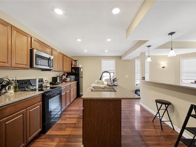 447 E Washington St — Photo 5