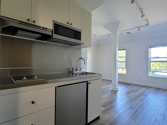 3rd image of 216A Connecticut St #A